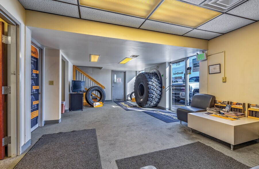 More Photos Of 3939 S Transport St, Boise Service For Lease