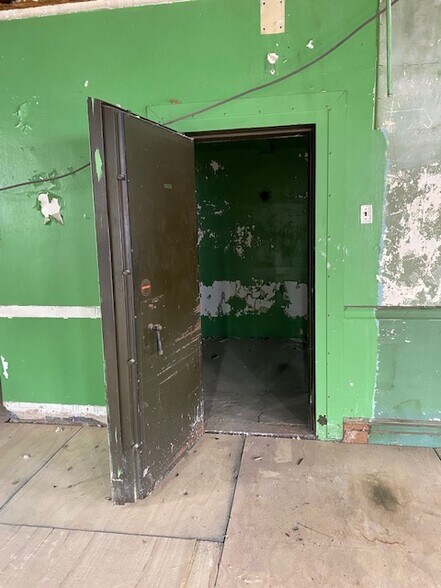 More Photos Of 1539 Covert St, Ridgewood Warehouse For Lease