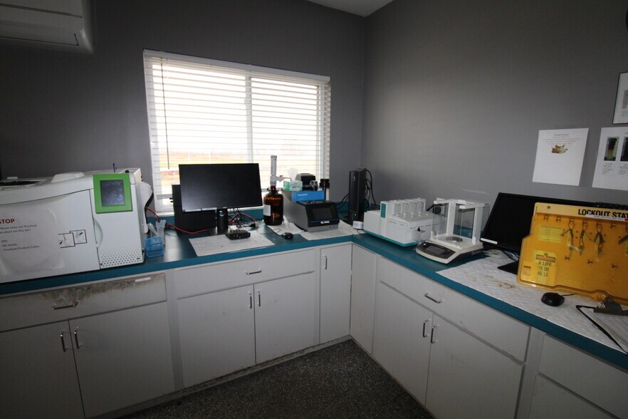 More Photos Of 5640 44th Ave S, Clinton Office For Sale