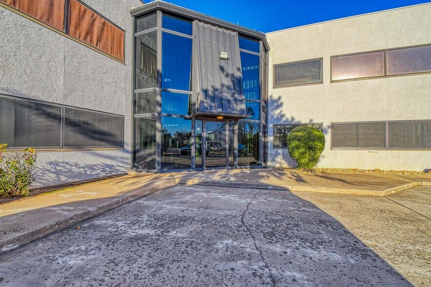 More Photos Of 2401 Tee Cir, Norman Office For Lease