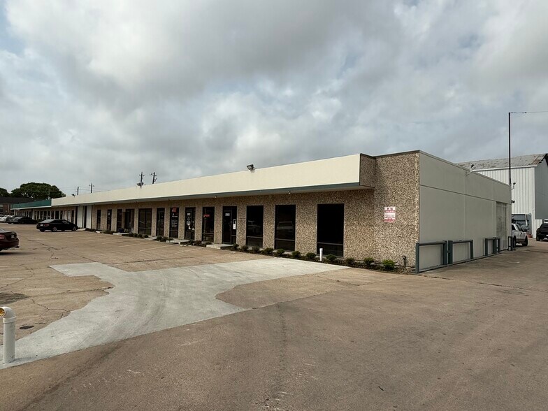 More Photos Of 5900-5928 Allday Dr, Houston Light Distribution For Lease