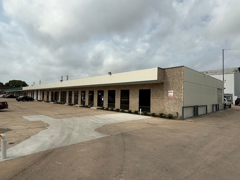 More Photos Of 5900-5928 Allday Dr, Houston Light Distribution For Lease