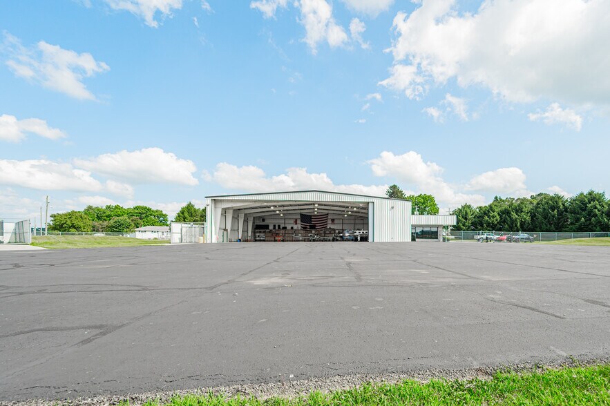 More Photos Of 300 Heath Rd, Heath Airplane Hangar For Sale