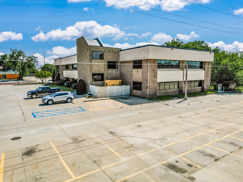 More Photos Of 500 W 1 St Ave, Hutchinson Office For Sale
