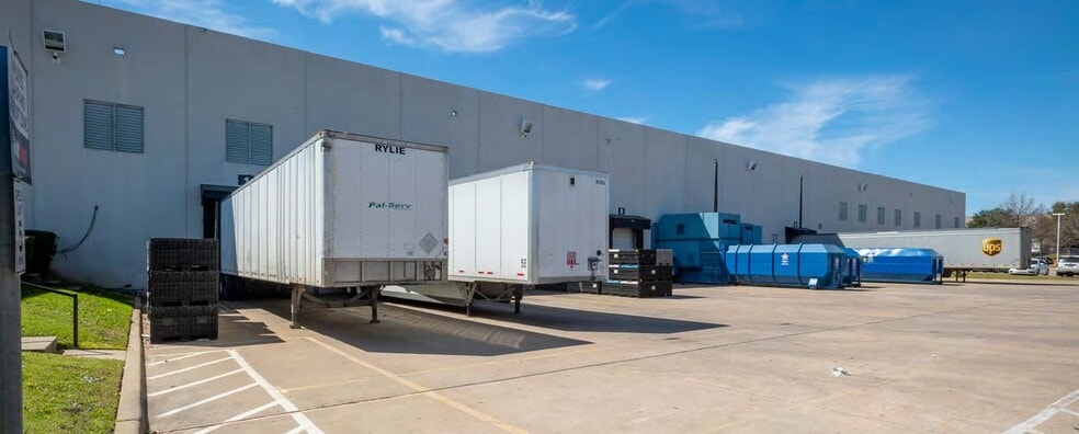 More Photos Of 2200 William D Tate Ave, Grapevine Warehouse For Lease