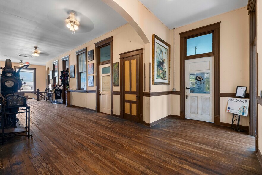 More Photos Of 106 W Oak St, Arcadia Storefront For Sale
