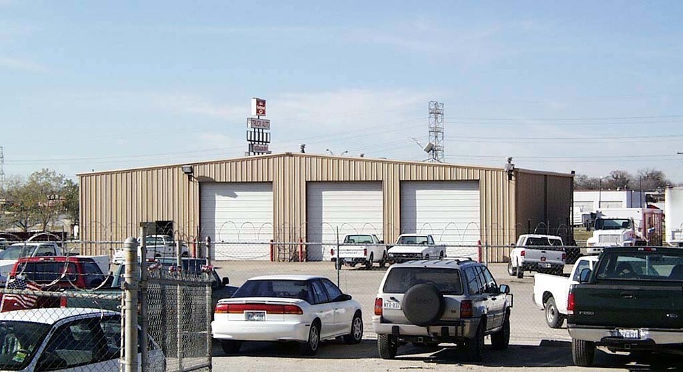 More Photos Of 2817 Braswell Dr, Fort Worth Distribution For Lease