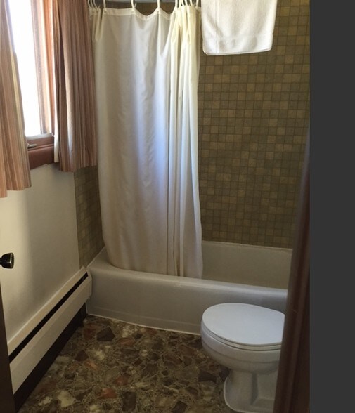 More Photos Of 100 Silver St, Hurley Hotel For Sale
