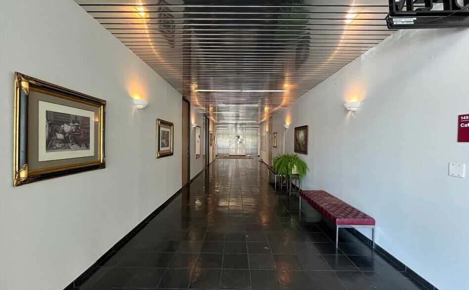 More Photos Of 9432 Katy Fwy, Houston Office For Lease