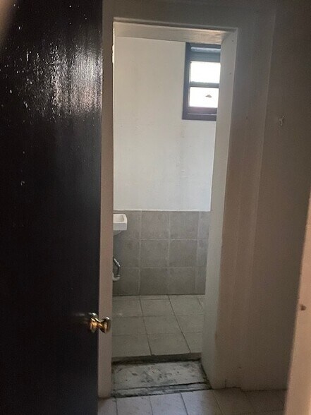 More Photos Of 466 Seneca Ave, Ridgewood Apartments For Lease