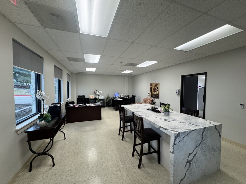 More Photos Of 1011 S Heatherwilde Blvd, Pflugerville Research And Development For Lease