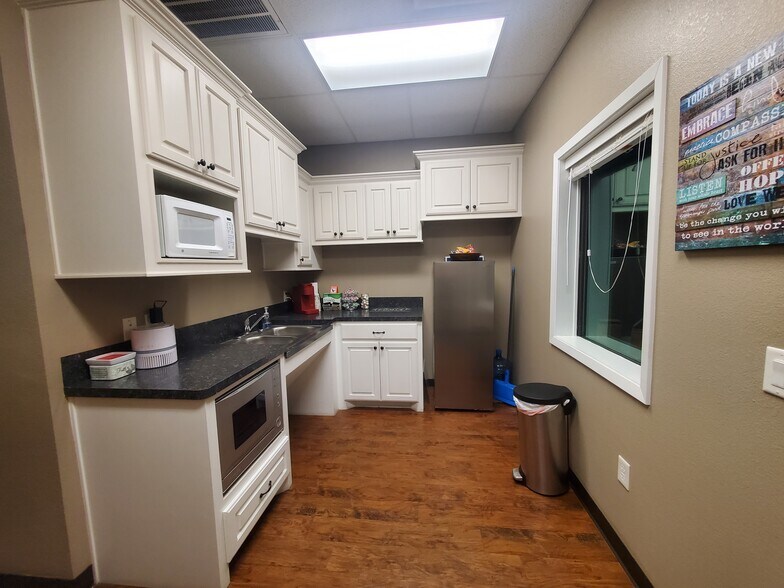 More Photos Of 2418 N Frazier St, Conroe Light Manufacturing For Lease