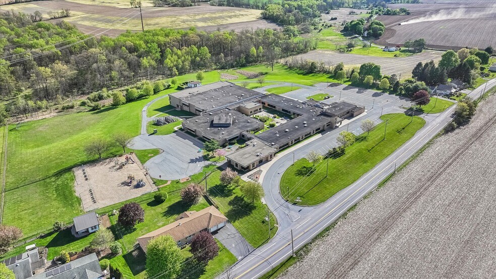 More Photos Of 2835 Mountain View Dr, Bath Office For Sale