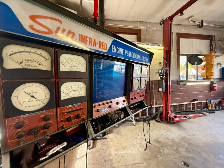 More Photos Of 2320 E Saginaw St, Lansing Auto Repair For Sale