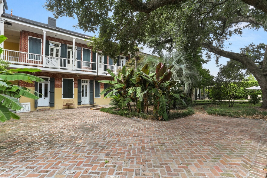 More Photos Of 2111 Dauphine St, New Orleans Hotel For Sale