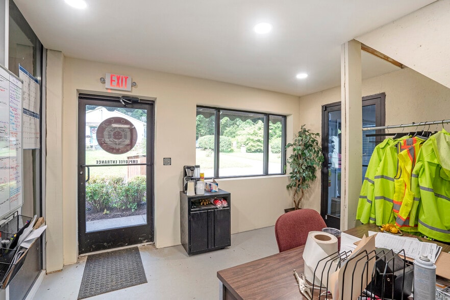 More Photos Of 3795 Evans Rd, Cumming Warehouse For Lease