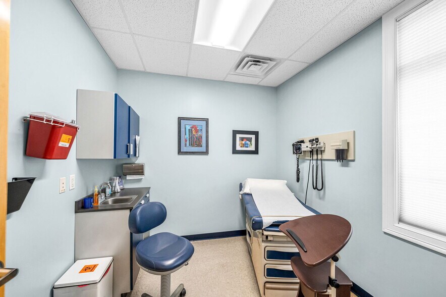 More Photos Of 835 Worcester St, Springfield Medical For Lease