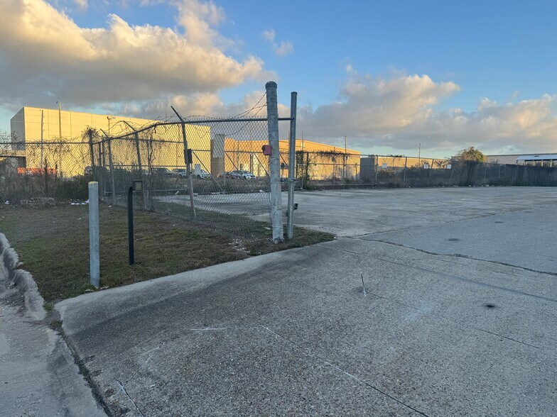 More Photos Of 801 Edwards Ave, New Orleans Distribution For Lease
