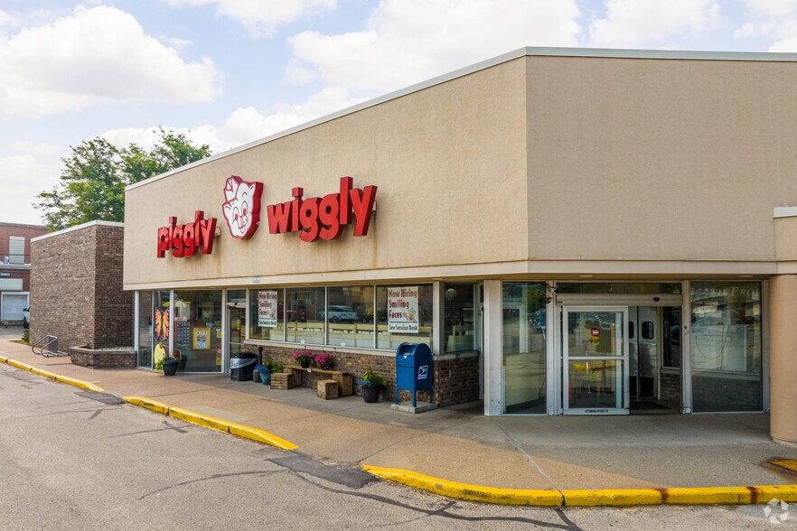 More Photos Of 106 W Oak St, Boscobel Supermarket For Sale