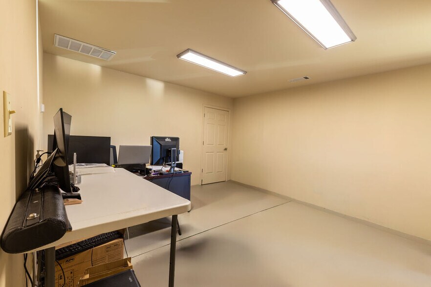 More Photos Of 368 Nike Rd, Jeffersonville Distribution For Sale