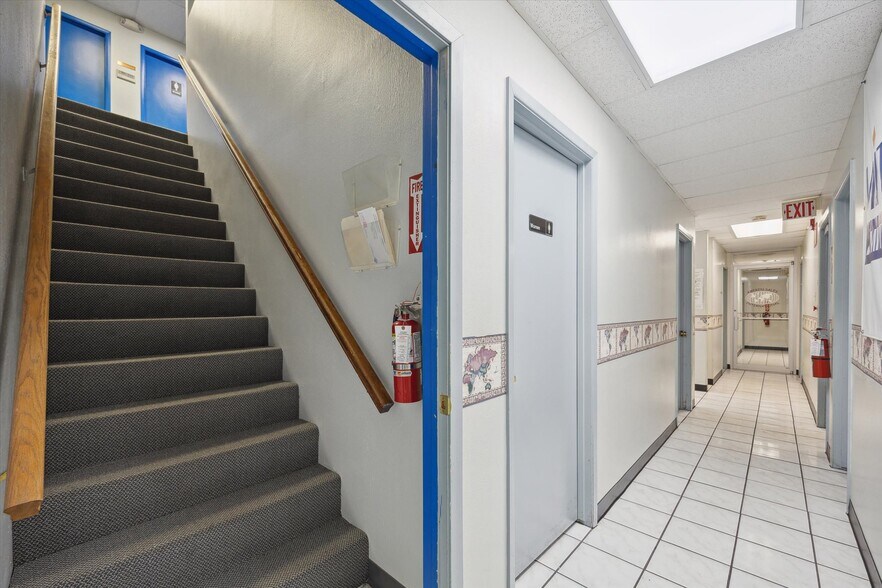 More Photos Of 4311 FM-2351, Friendswood Light Distribution For Sale