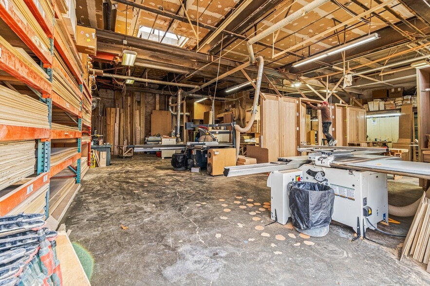 More Photos Of 75 Windsor Ave, Mineola Warehouse For Sale