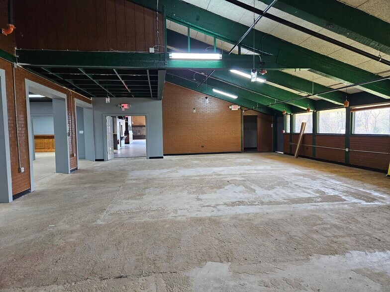 More Photos Of 835 S Main St, Kernersville Bar For Lease