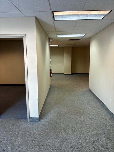 More Photos Of 160 S Turnpike Rd, Wallingford Light Distribution For Lease