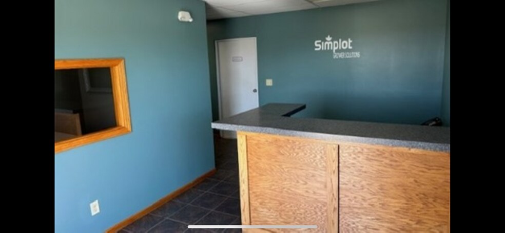 More Photos Of 124 W Progress Dr, Princeton Warehouse For Lease
