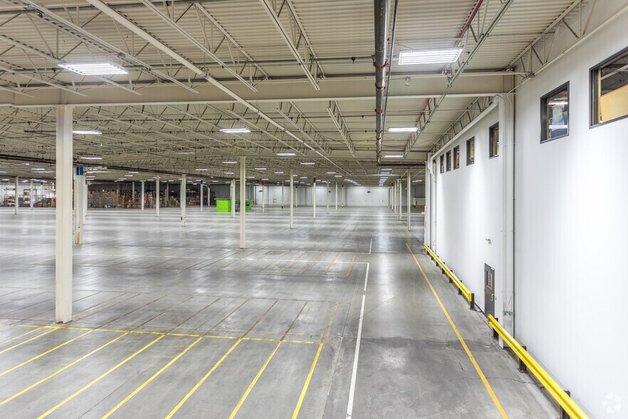 More Photos Of 4301 121st St, Urbandale Distribution For Lease