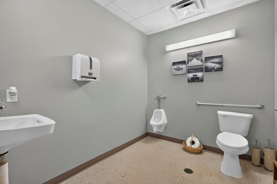 More Photos Of 1567 W Diane St, Ozark Office For Sale