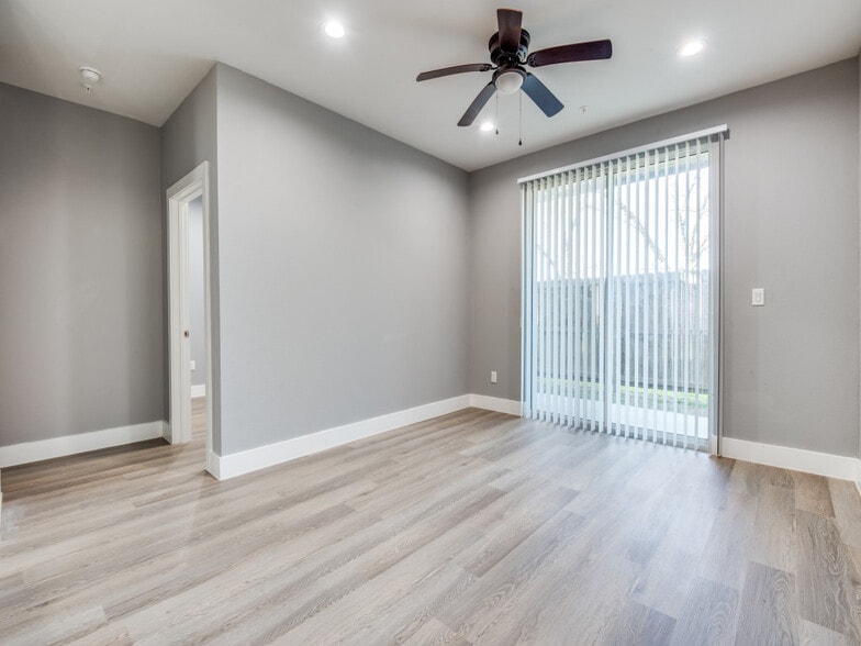 More Photos Of 1100 Us-90 Hwy W, Sealy Apartments For Sale