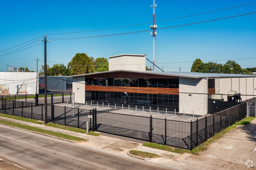 More Photos Of 10034 North Fwy, Houston Warehouse For Sale