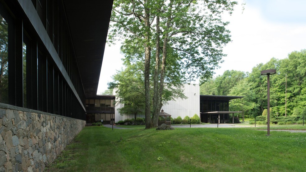 More Photos Of 199 Benson Rd, Middlebury Flex For Lease
