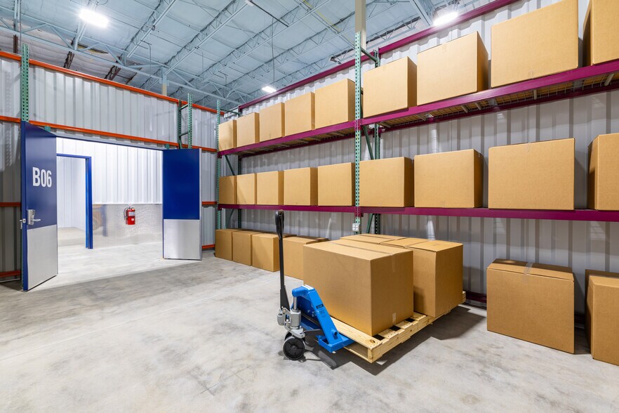 More Photos Of 700 E Plano Pky, Plano Warehouse For Lease