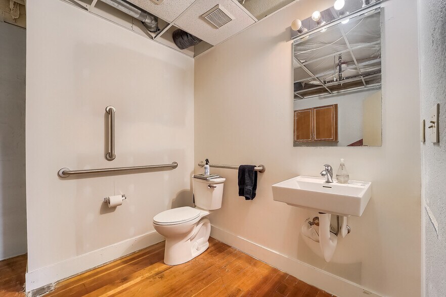 More Photos Of 611 2nd Ave, Longmont Showroom For Sale