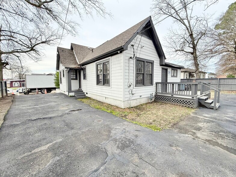 More Photos Of 208 N Gloster St, Tupelo Office For Sale