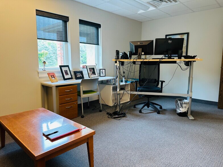 More Photos Of 90 Eastgate Dr, Washington Medical For Sale