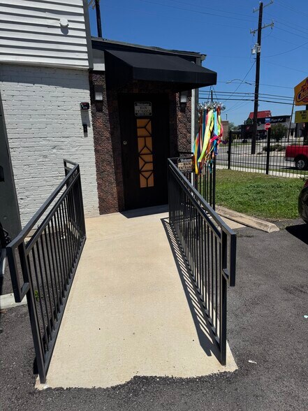 More Photos Of 1907 Goliad Rd, San Antonio Freestanding For Lease