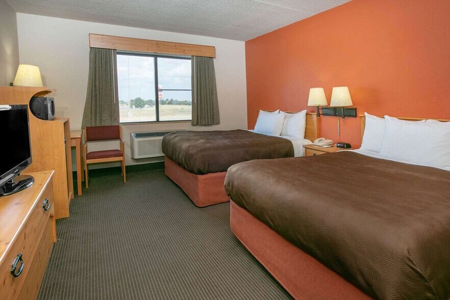 More Photos Of 2405 S El Camino Dr, Sayre Hotel For Sale