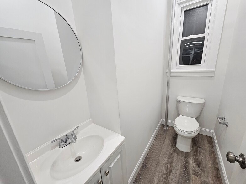 More Photos Of 2106 30th Ave, Astoria Flex For Lease