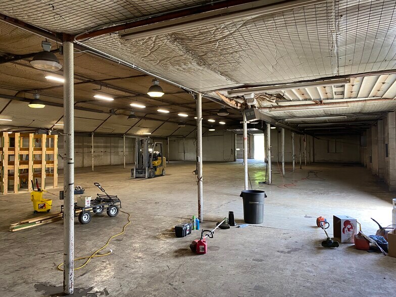 More Photos Of 221 W Cherry St, Butler Manufacturing For Lease