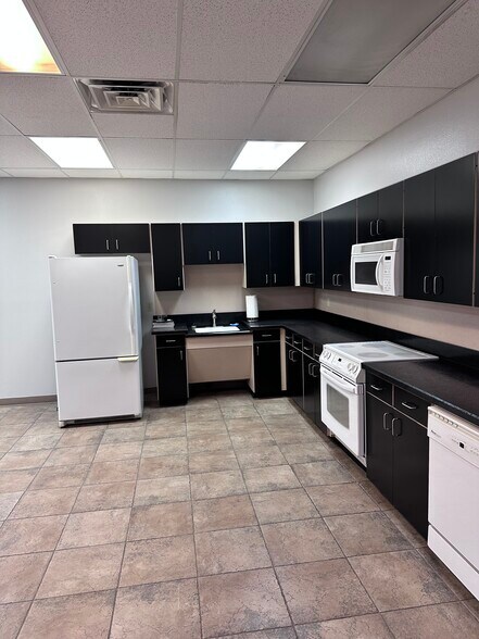 More Photos Of 4809 W Loop 289, Lubbock Warehouse For Lease