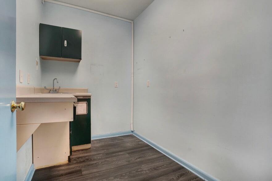 More Photos Of 127 Bedford Ave, Brooklyn Storefront Retail Office For Lease