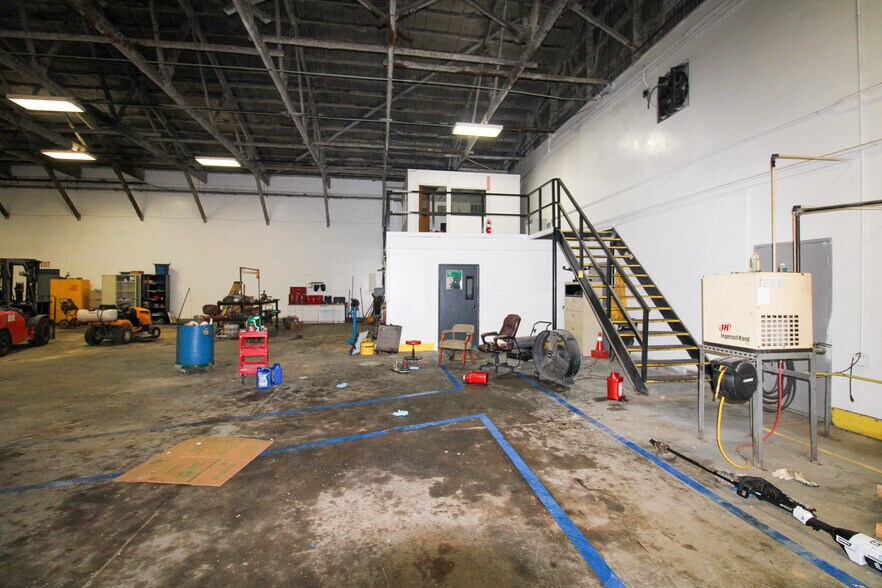 More Photos Of 7350 IL-111, South Roxana Specialty For Sale