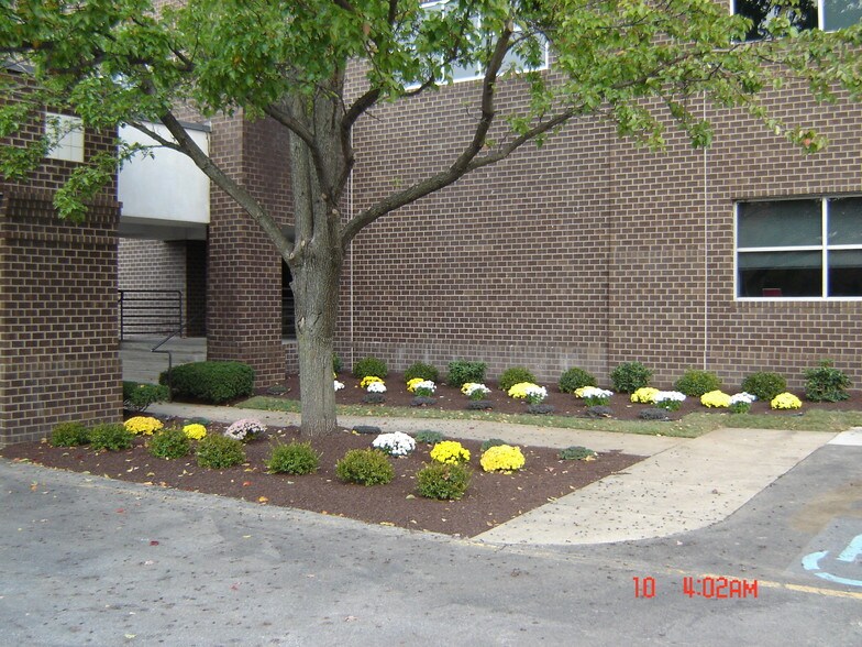More Photos Of 910 W Basin Rd, New Castle Unknown For Lease