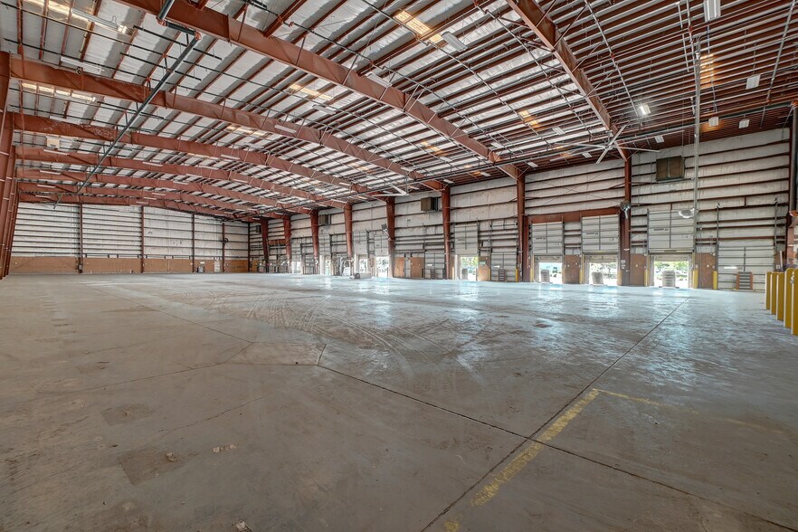 More Photos Of 3843 Ironbridge Blvd, Fort Myers Distribution For Lease