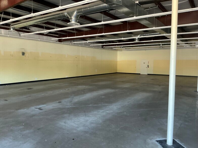 More Photos Of 601 S Main St, Charleston Freestanding For Sale