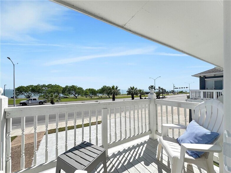 More Photos Of 1601 Ocean Dr, Corpus Christi Apartments For Sale