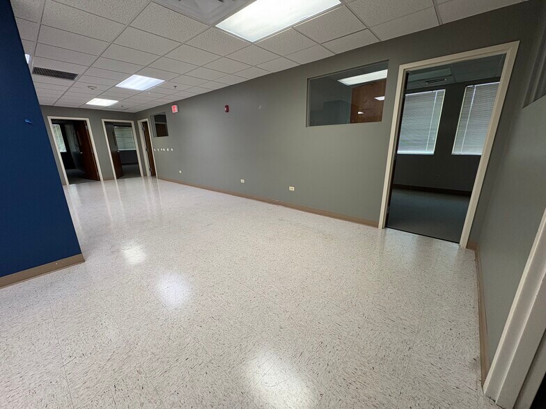 More Photos Of 450-480 E Roosevelt Rd, West Chicago Unknown For Lease